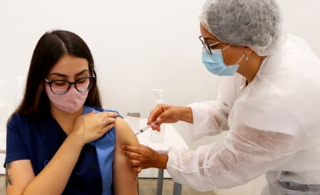 Vacinação (Covid-19): Jacareí aplica segunda dose do imunizante da AstraZeneca em profissionais da Saúde na segunda (17) e terça (18)