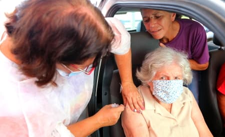 Na quarta-feira (22), Jacareí antecipa segunda dose e abre drive-thru para aplicação de dose de reforço em idosos