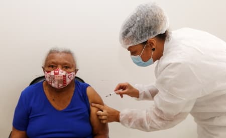 Idosos de 77 anos, nascidos entre janeiro e abril de 1944, serão vacinados contra a Covid-19 nesta terça-feira (9) em Jacareí