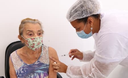 Idosos de 77 anos, nascidos entre setembro e dezembro de 1944, serão vacinados contra a Covid-19 nesta quinta-feira (11) em Jacareí