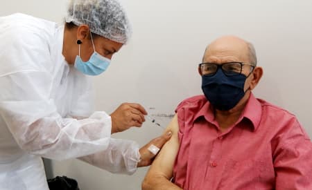 Idosos de 76 anos, nascidos em 1945, serão vacinados contra a Covid-19 na segunda-feira (15), em quatro pontos de vacinação em Jacareí