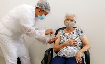 Jacareí aplica segunda dose e dose de reforço da vacina contra a Covid-19 na terça-feira (28)