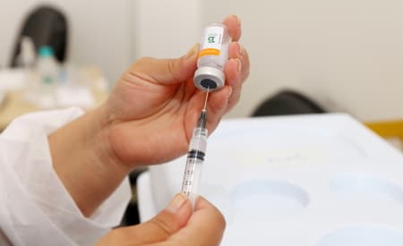 Jacareí aplica dose de reforço em idosos acima de 80 anos na quarta (15) e quinta (16)