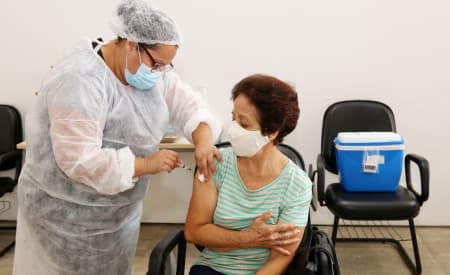Jacareí retoma aplicação de segunda dose da vacina contra a Covid-19 em idosos na segunda-feira (19)