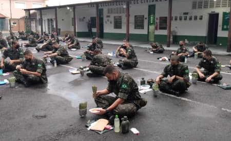 Tiro de Guerra de Jacareí realiza instrução sobre ração utilizada em combate