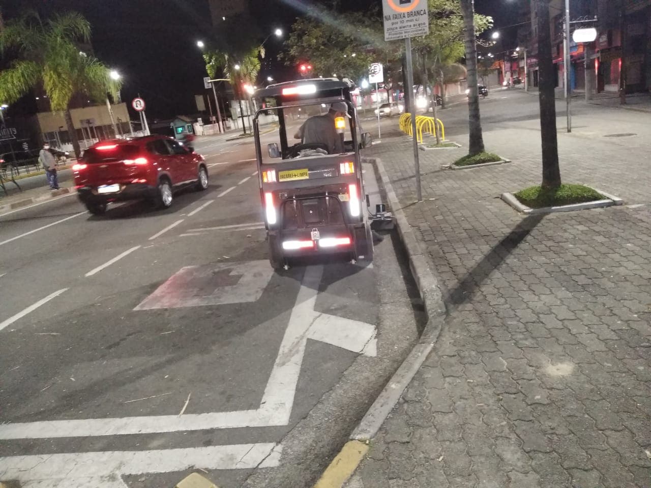 Prefeitura inova serviço de varrição com varredeira elétrica utilizada no período noturno