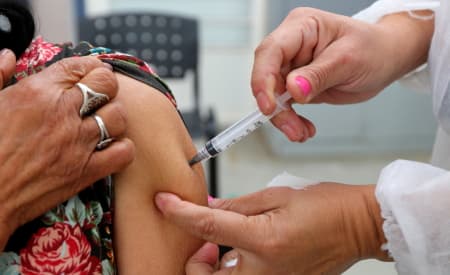 37 anos! Jacareí imuniza pessoas com essa idade na quarta-feira (14)