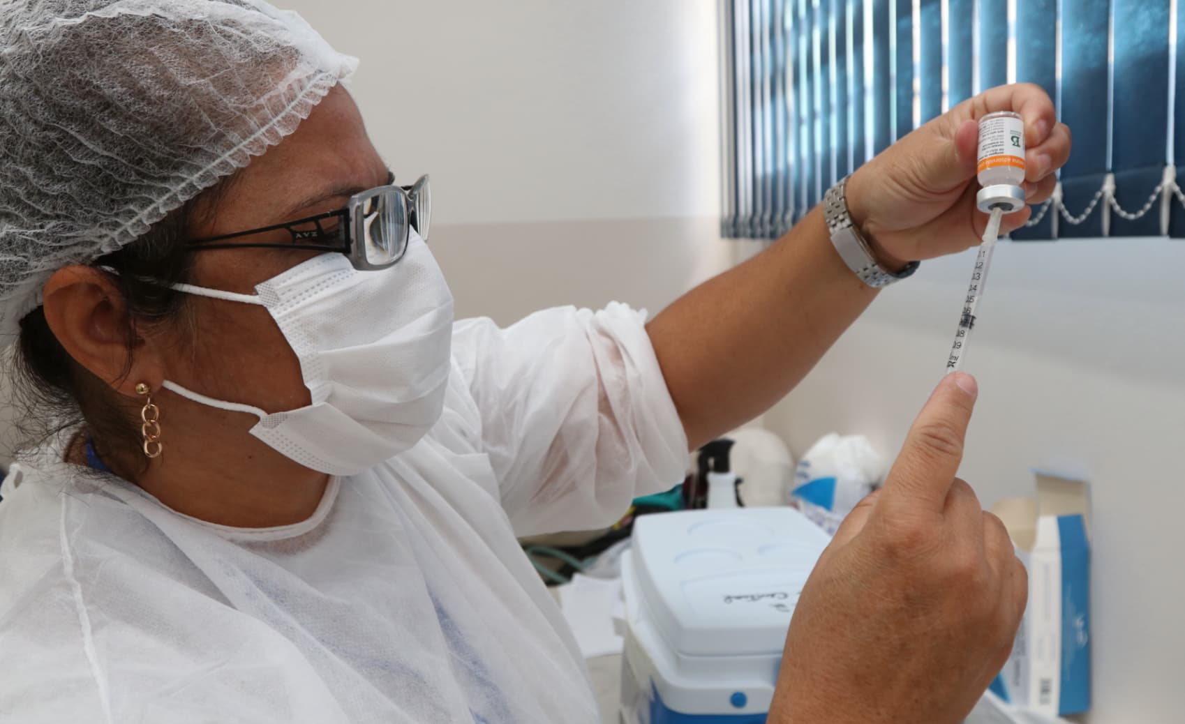 Jacareí aplica segunda dose das vacinas AstraZeneca e Coronavac na terça-feira (17)