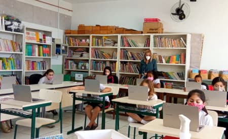 Prefeitura entrega 2.520 Chromebooks para alunos da rede municipal
