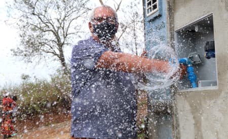 Moradores da área rural de Jacareí comemoram a chegada da água potável