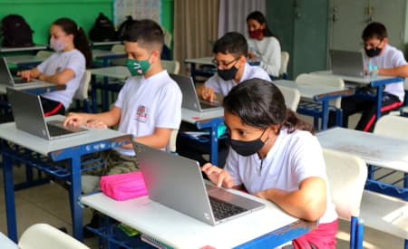 Alunos da rede municipal usam chromebooks para testes
