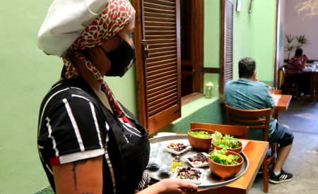 Jacareí tem 150 vagas abertas para cursos gratuitos de hospedagem e alimentação