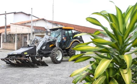 Capina elétrica avança nos bairros e otimiza serviço de zeladoria urbana