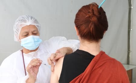 Vacina! Jacareí segue com a aplicação da primeira e segunda dose, além da dose de reforço, na quinta (11) e sexta (12)