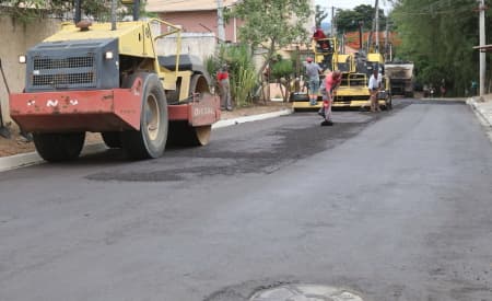 Fim da poeira! Rua Distrito Federal recebe obras de pavimentação e drenagem