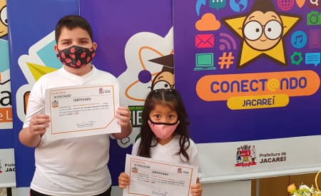 Educação de Jacareí entrega certificados para alunos de Inglês