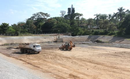 Limpeza do terceiro piscinão do Turi indica fase final de obras no complexo de retenção de água