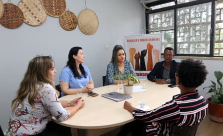 Em visita a Jacareí, Coordenador de Políticas para a População Negra e Indígena traz projeto de lei e material contra o racismo