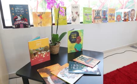 Alunos recebem acervo de história africana, afro-brasileira e indígena