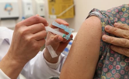 Vacina da gripe! Nova etapa da campanha abrange profissionais das forças de segurança, caminhoneiros, trabalhadores do transporte coletivo e outros, a partir desta segunda (16)
