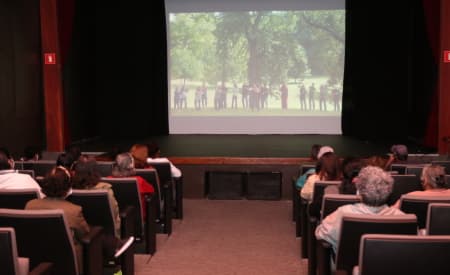 Idosos atendidos pelos CRAS assistem à sessão de cinema na Sala Mário Lago, em Jacareí
