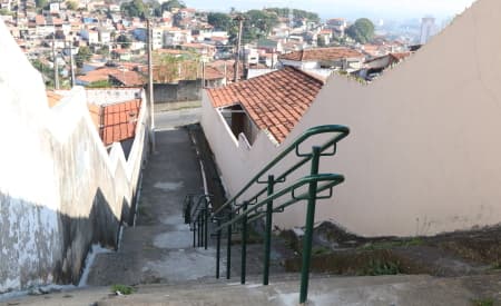 Acessibilidade! Mais 6 escadarias de Jacareí recebem novos corrimãos