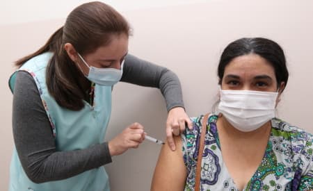 Imunização! Prefeitura aplica vacina contra gripe e contra Covid-19 neste sábado (6), em Jacareí