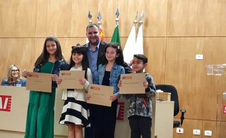 Educação e Sesi realizam formatura de 120 alunos da rede municipal em curso de Robótica