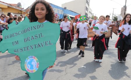 Milhares de pessoas comparecem ao desfile cívico de 7 de setembro, em Jacareí; veja fotos