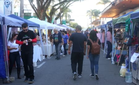 Feira dos Trilhos reúne gastronomia e roda de samba neste domingo (25), em Jacareí
