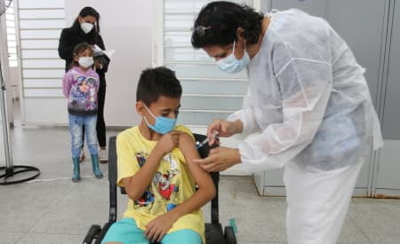 Jacareí realiza mutirão de vacinação contra Covid-19 neste sábado (8), para crianças e todos aqueles com dose em atraso