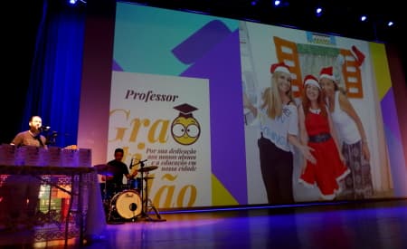 Professores se emocionam com homenagem em evento promovido pela Secretaria de Educação