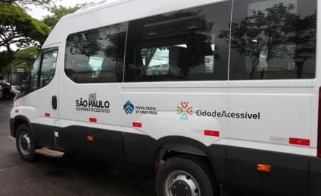 Prefeitura de Jacareí recebe veículo adaptado para transporte de pessoas com mobilidade reduzida e deficiência