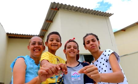 Prefeitura entrega casas para moradores cadastrados em programa habitacional de interesse social