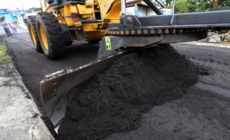Rua Álvares de Azevedo recebe novo asfaltamento, na Vila Zezé. Veja outras melhorias recentes no bairro.