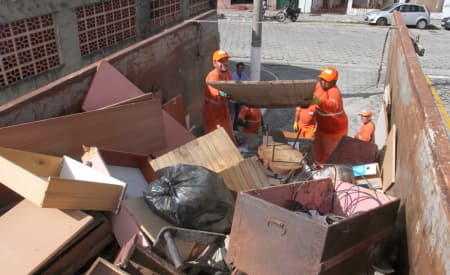 Operação Cata-Treco acontece na manhã de terça-feira (23), no Bandeira Branca II, recolhendo móveis velhos, eletrônicos e outros materiais