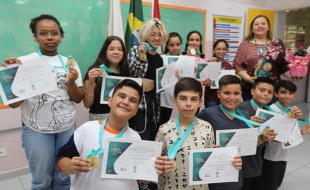 Ex-alunos da rede municipal recebem medalhas da Olimpíada Internacional da Matemática de 2022