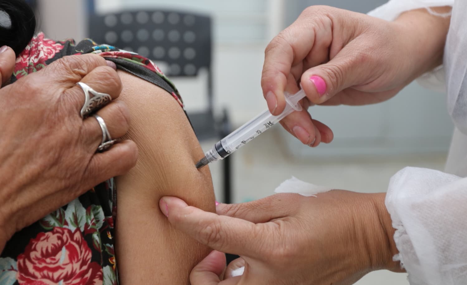 Jacareí expande aplicação da vacina bivalente contra a Covid-19 para pessoas acima de 18 anos, a partir de quarta-feira (26)