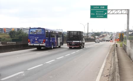 Marginal da Dutra! Concessionária inicia nova fase da ampliação da Via Dutra, a partir dos acessos à Jacareí, pelo bairro Vila Branca. Veja indicação de desvio.