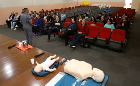 Educação oferece treinamento de Primeiros Socorros aos oficineiros de aulas esportivas para alunos da rede
