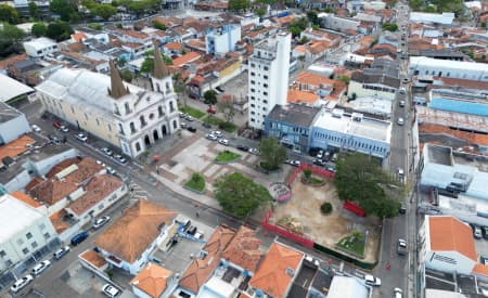 Rua ao lado da Igreja Matriz é interditada para continuidade das obras de revitalização da praça