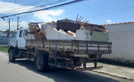 21 toneladas de materiais são recolhidas pela Operação Cata-Treco, no Pq. Meia-Lua e Jd. Conquista