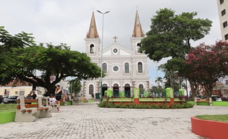 Praça da Matriz, no Centro de Jacareí, está em fase final de obras, com acessibilidade, asfaltamento, novo calçamento e outras melhorias