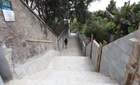 Acessibilidade e segurança! Viela ao lado de escola estadual, no Bairro Bandeira Branca II, recebe pavimentação, escadaria e iluminação