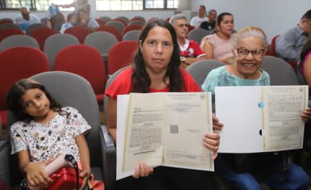 Prefeitura de Jacareí entrega mais 79 títulos de regularização fundiária para moradores de 6 bairros