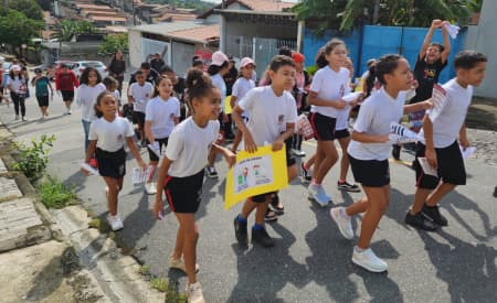 Estudantes se reúnem em caminhada de conscientização contra a dengue