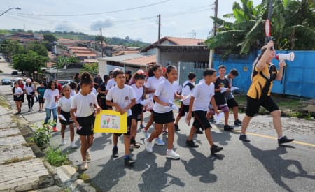 Alunos da rede municipal de Jacareí, no Jardim Emília, participam de caminhada e orientação aos moradores contra a dengue, nesta terça-feira (28)