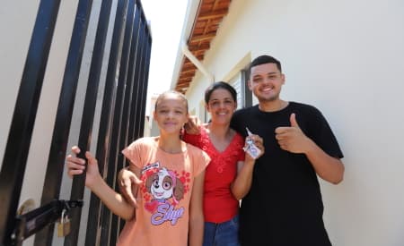 Fundação Pró-Lar entrega novas casas para famílias da Rua Javari
