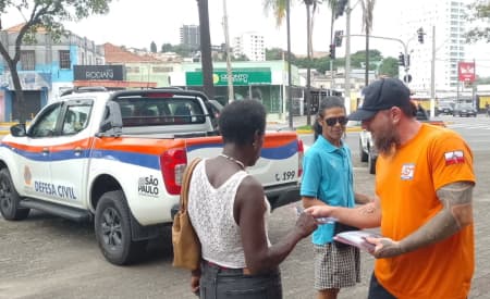 Sob alerta de temporal, Defesa Civil reforça orientações nas ruas em Jacareí
