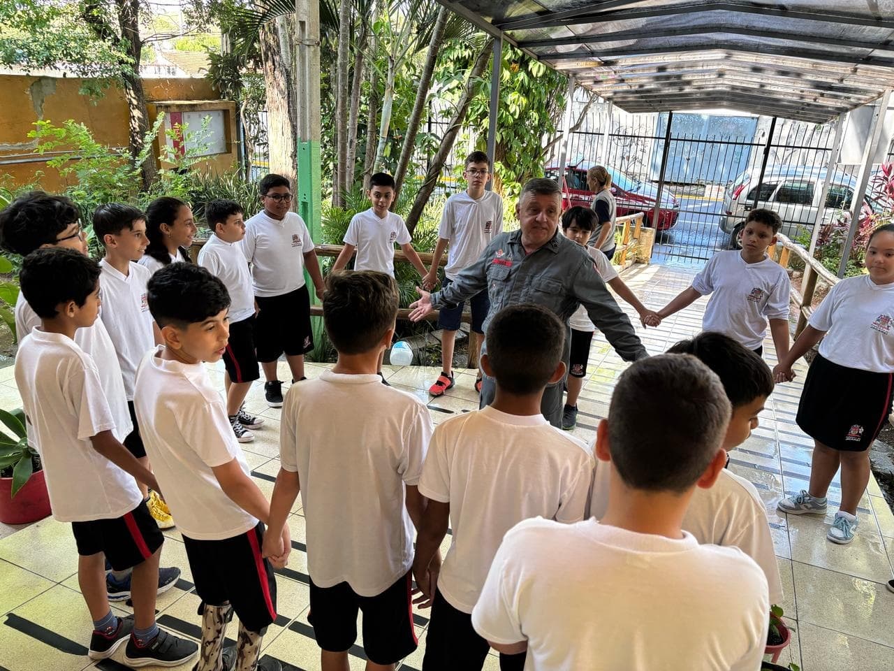 “Bombeiro na Escola” orienta estudantes sobre prevenção de riscos em escolas municipais